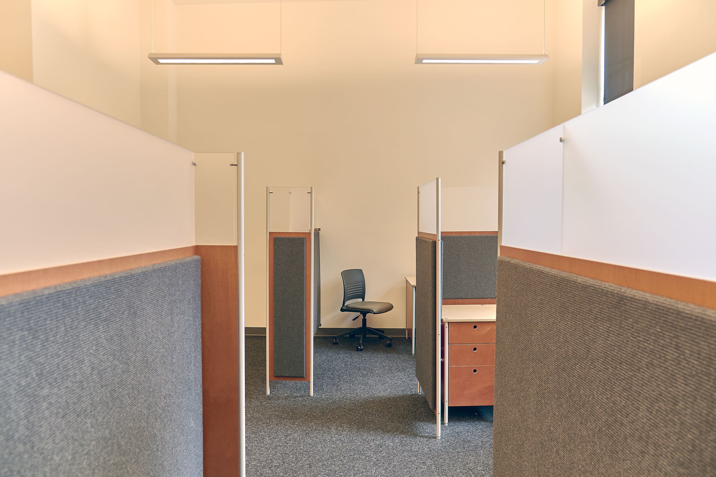 workstations with soundsoak partition single pedestal