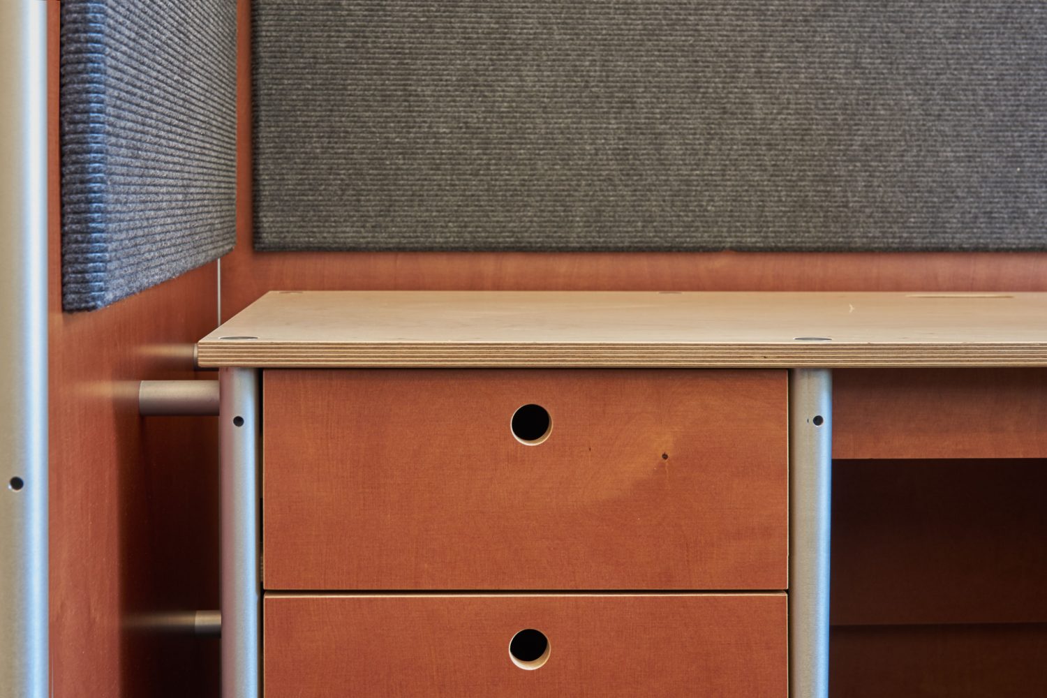 workstations with soundsoak partition single pedestal